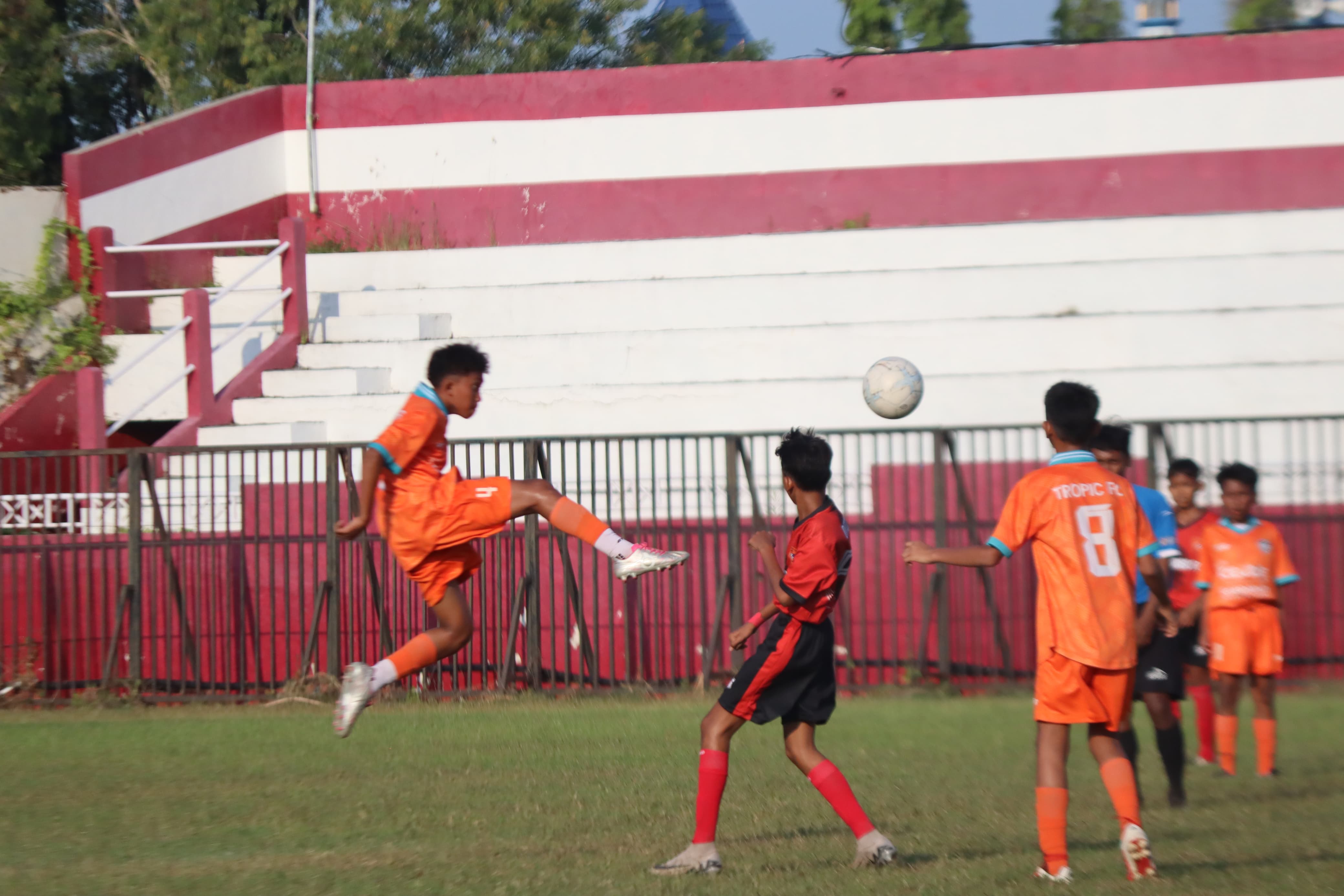 FOKUS: Sejumlah atlet sepak bola muda sedang mengikuti kompetisi U-13 di Stadion A. Yani Sumenep pada Minggu (27/7).&nbsp;