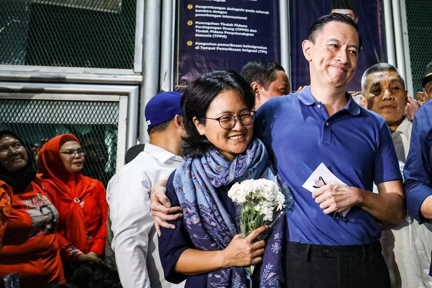Mantan Menteri Perdagangan Thomas Trikasih Lembong atau Tom Lembong di dampingi istri Franciska Wihardja keluar dari di Rutan Cipinang, Jakarta Timur, Jumat (1/8/2025).