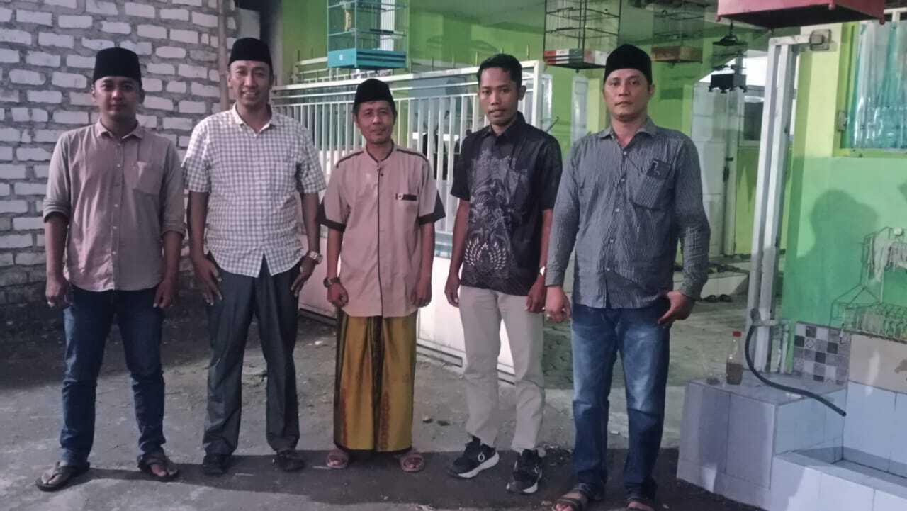 Ketua PGRI Bangkalan H. Munib saat menerima perwakilan guru honorer di kediamannya Jumat (1/8)