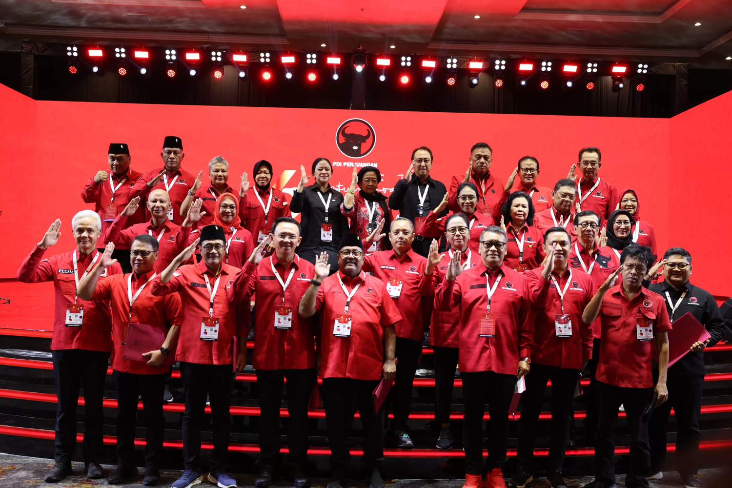 Ketua Umum PDIP Megawati Soekarnoputri bersama pengurus DPP PDIP periode 2025-2030 saat gelaran Kongres VI di Bali Nusa Dua Convention Center (BNDCC), Badung, Bali, Sabtu (2/8).