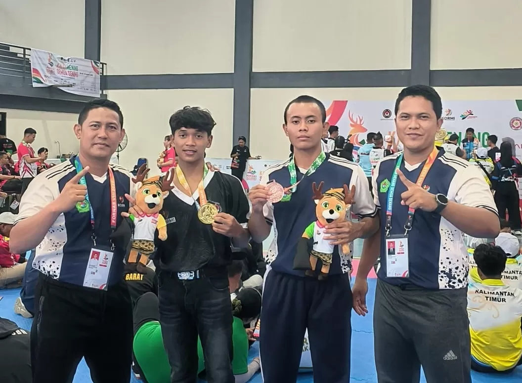 BERPRESTASI: Atlet Asta Pamekasan Johand Budiman dan Nor Hasan diapit pelatih dan ofisial Abisibah dan Ary Budiarto usai berlaga di Fornas VIII di NTB, Kamis (31/7).