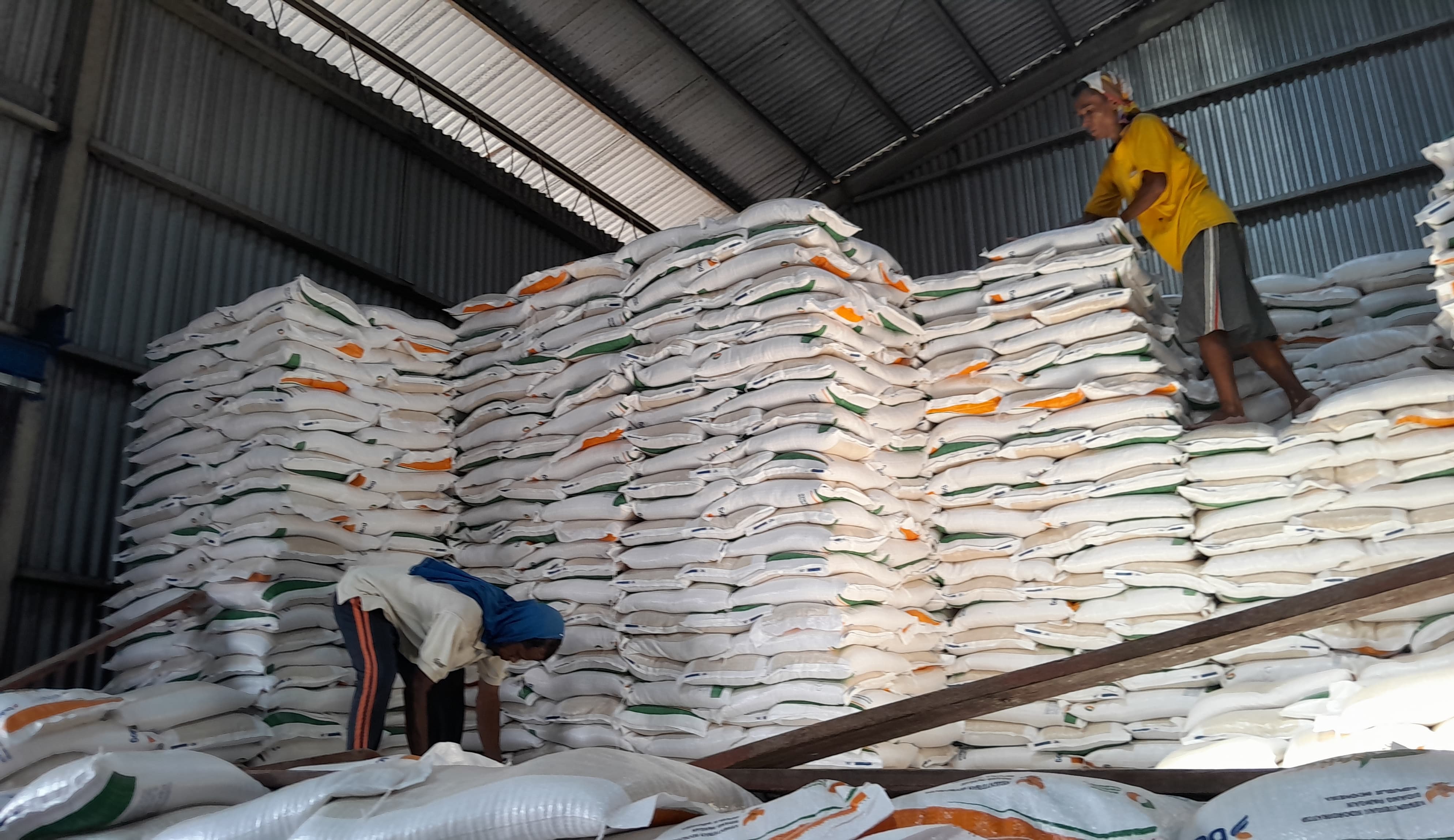 MENUMPUK: Pekerja menurunkan beras di Gudang Perum Bulog Bangkalan, Jumat (11/7).&nbsp;