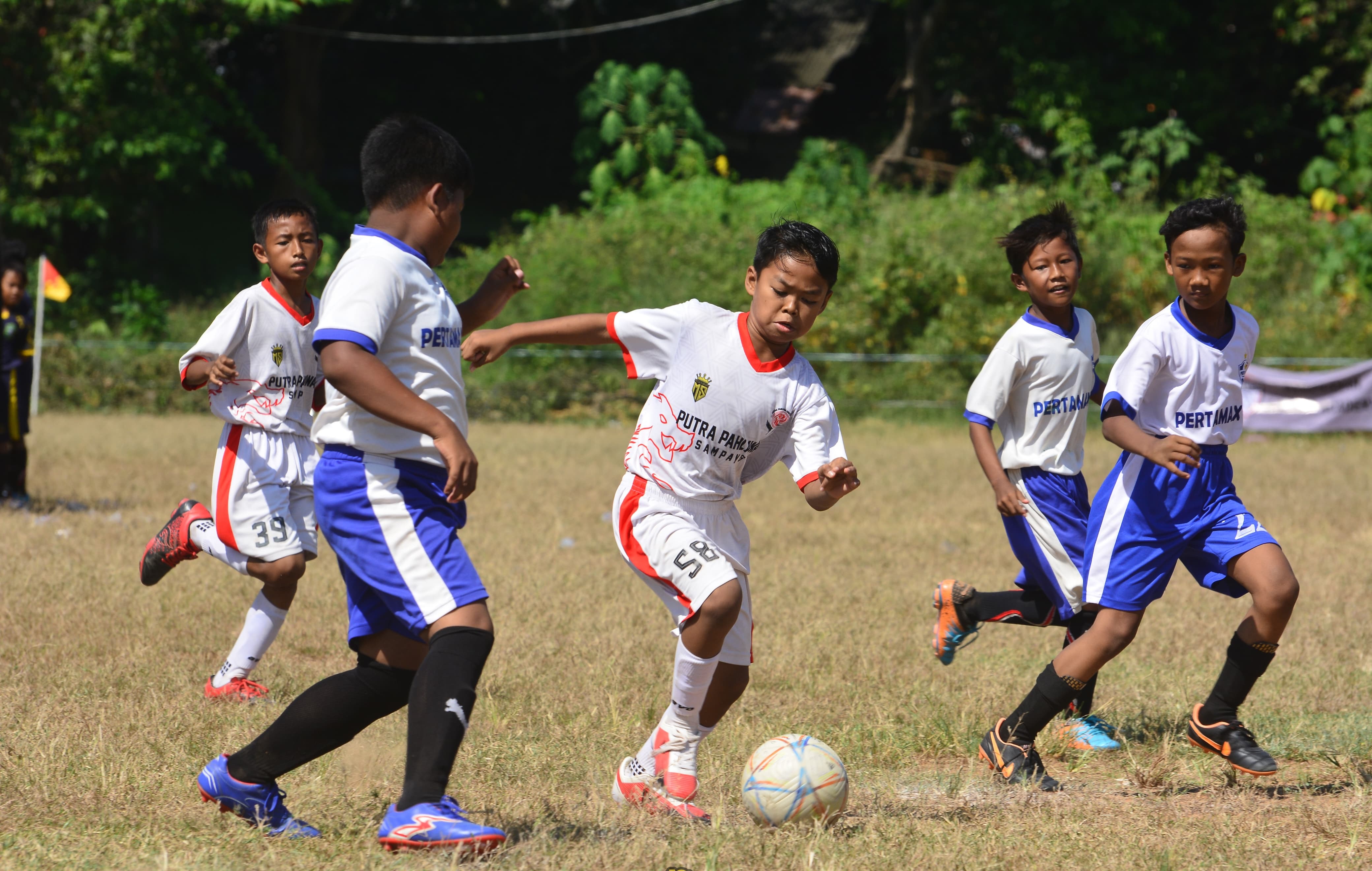 BIBIT MUDA: Pesepak bola Sampang saat mengikuti kejuaraan sepak bola usia 13 di Lapangan Krampon, Sampang, Rabu (12/2).&nbsp;