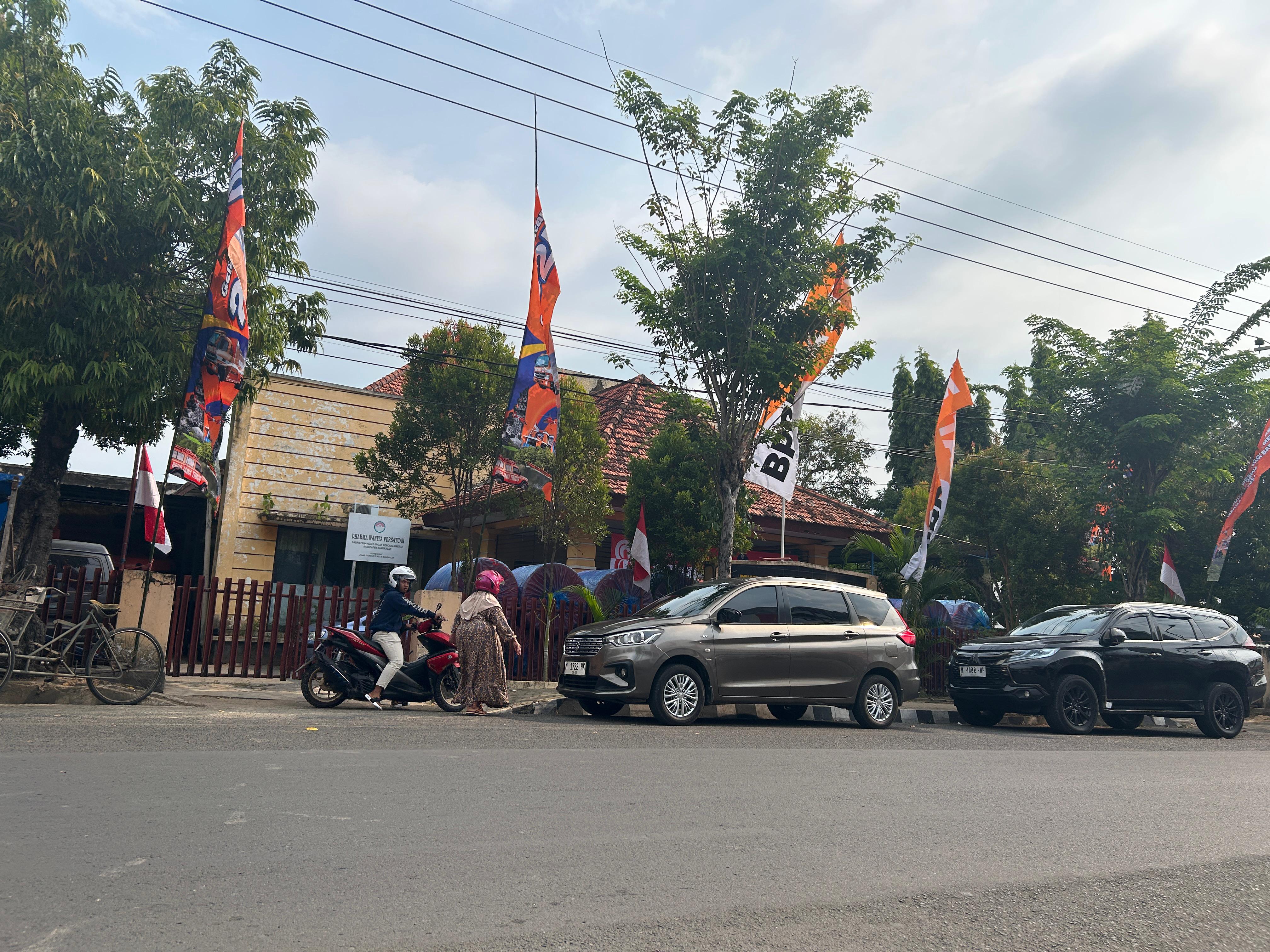 LENGANG: Pengendara melintas di depan kantor BPBD Kabupaten Bangkalan Senin (4/8).
