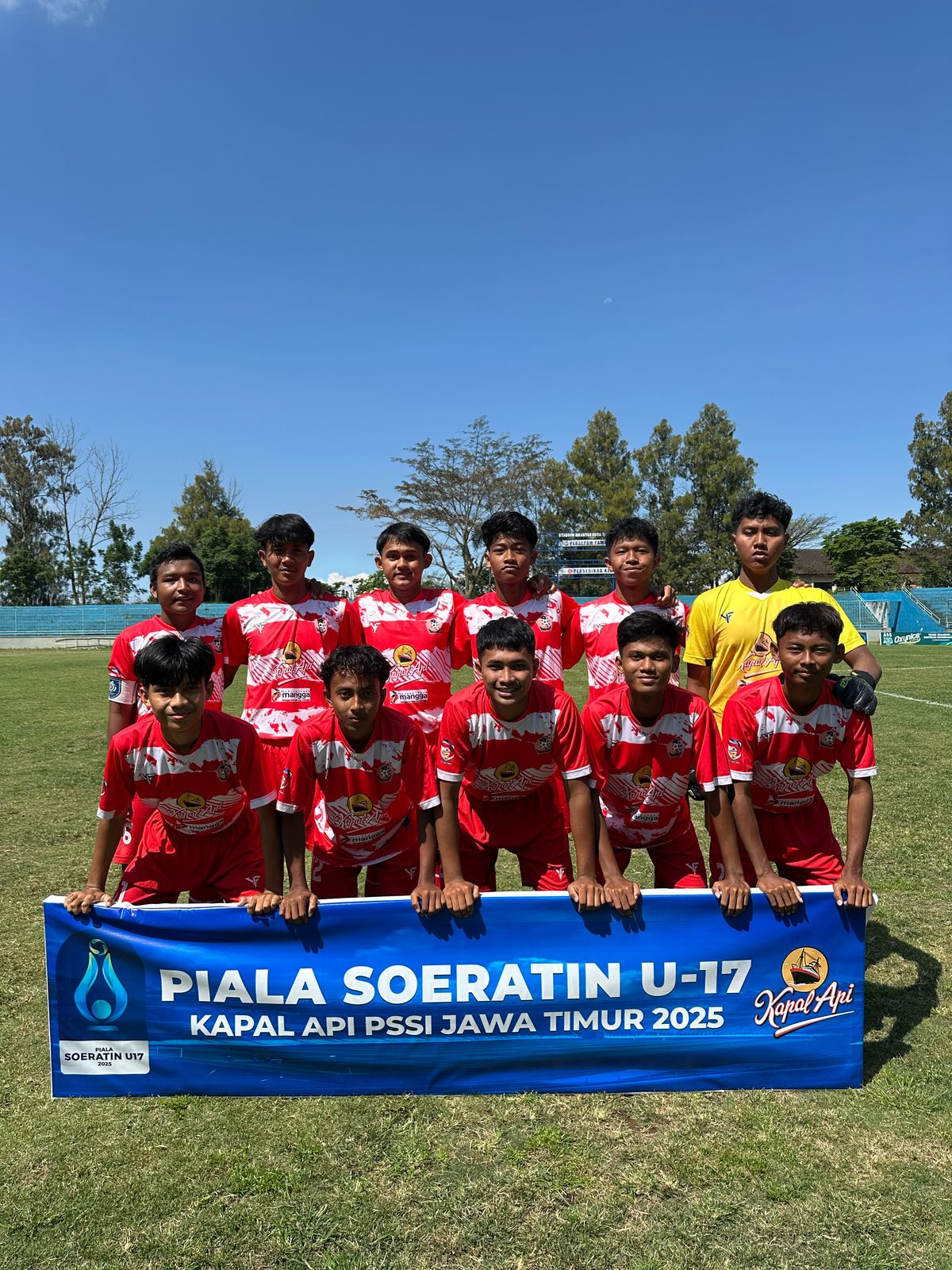 BANGGA: Pemain Persepam Pamekasan U-17 berfoto bersama di Stadion Brantas, Kota Batu, Sabtu (2/8).&nbsp;