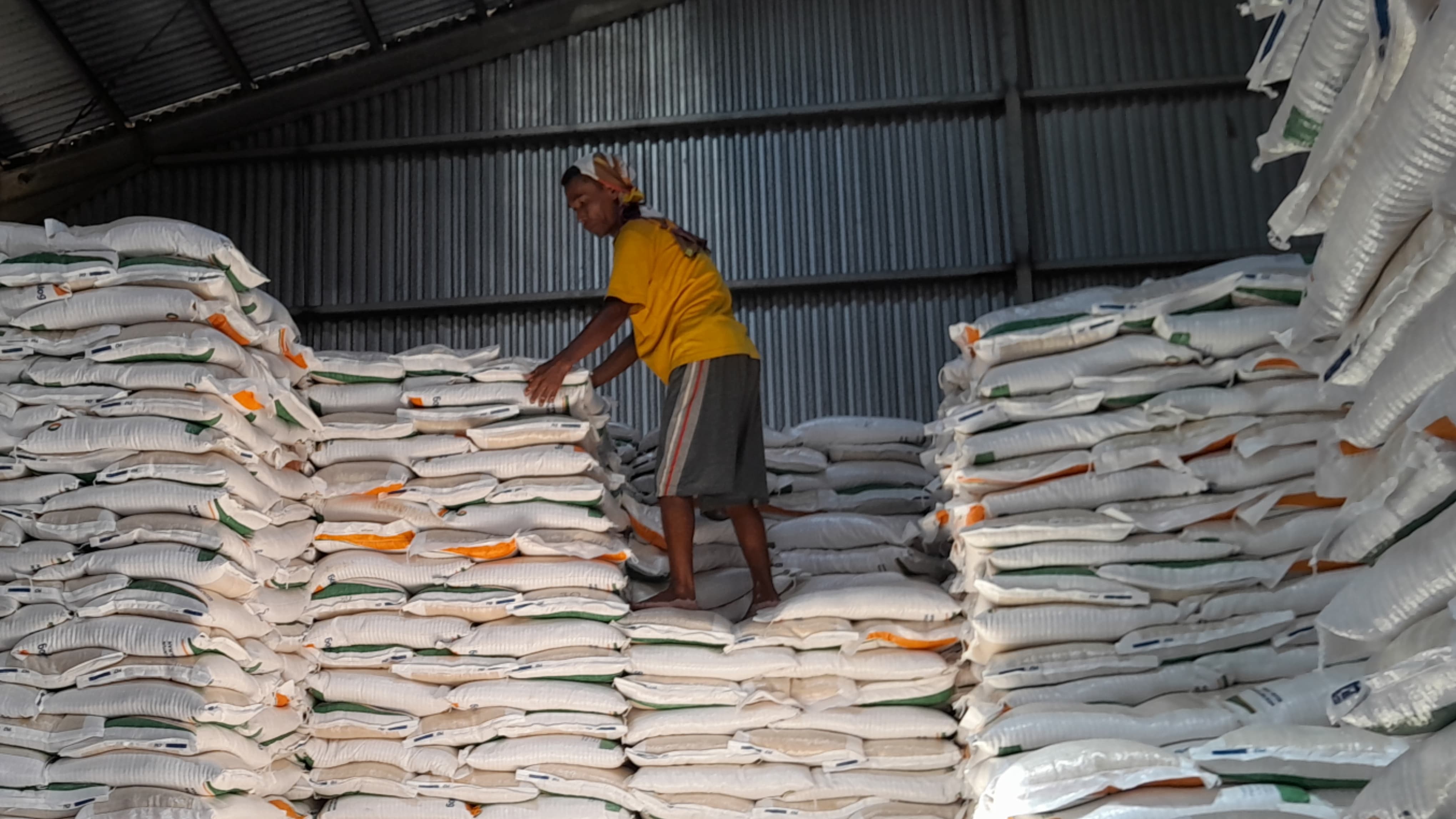 STOK BANTUAN: Pekerja menata beras bantuan di Gudang Bulog Bangkalan, Jumat (11/7).&nbsp;