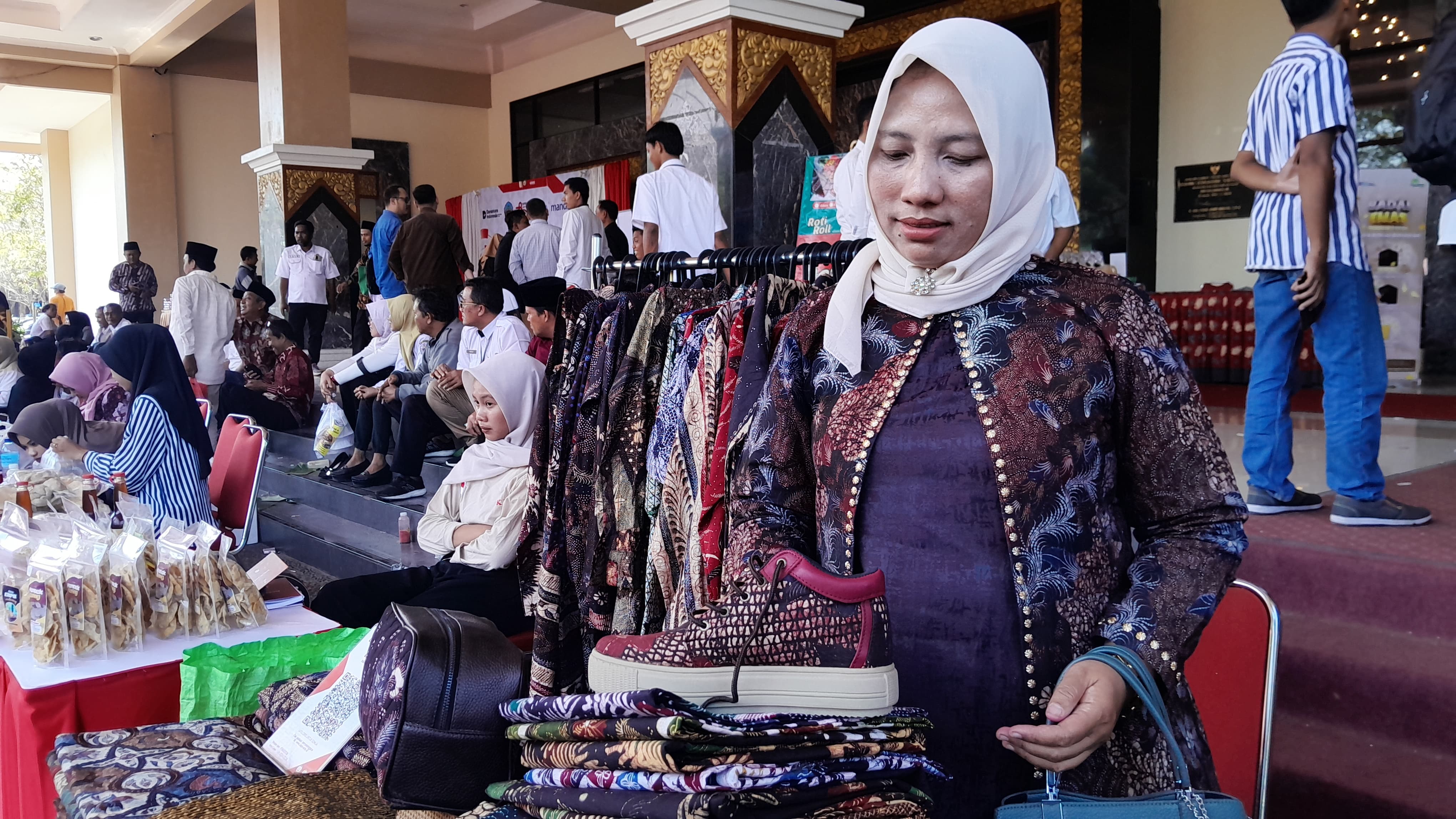 KREATIF: Darmayanti, pelaku IKM batik asal Tanjungbumi ikut pameran acara peluncuran Koperasi Merah Putih di Gedung Rato Ebu Bangkalan, Rabu (16/7).