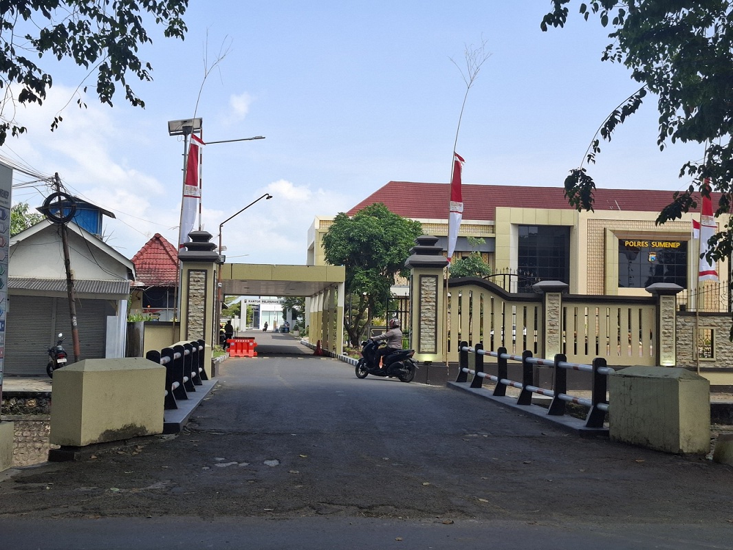 MEGAH: Petugas masuk ke kantor Polres Sumenep, Selasa, 5 Agustus 2025.