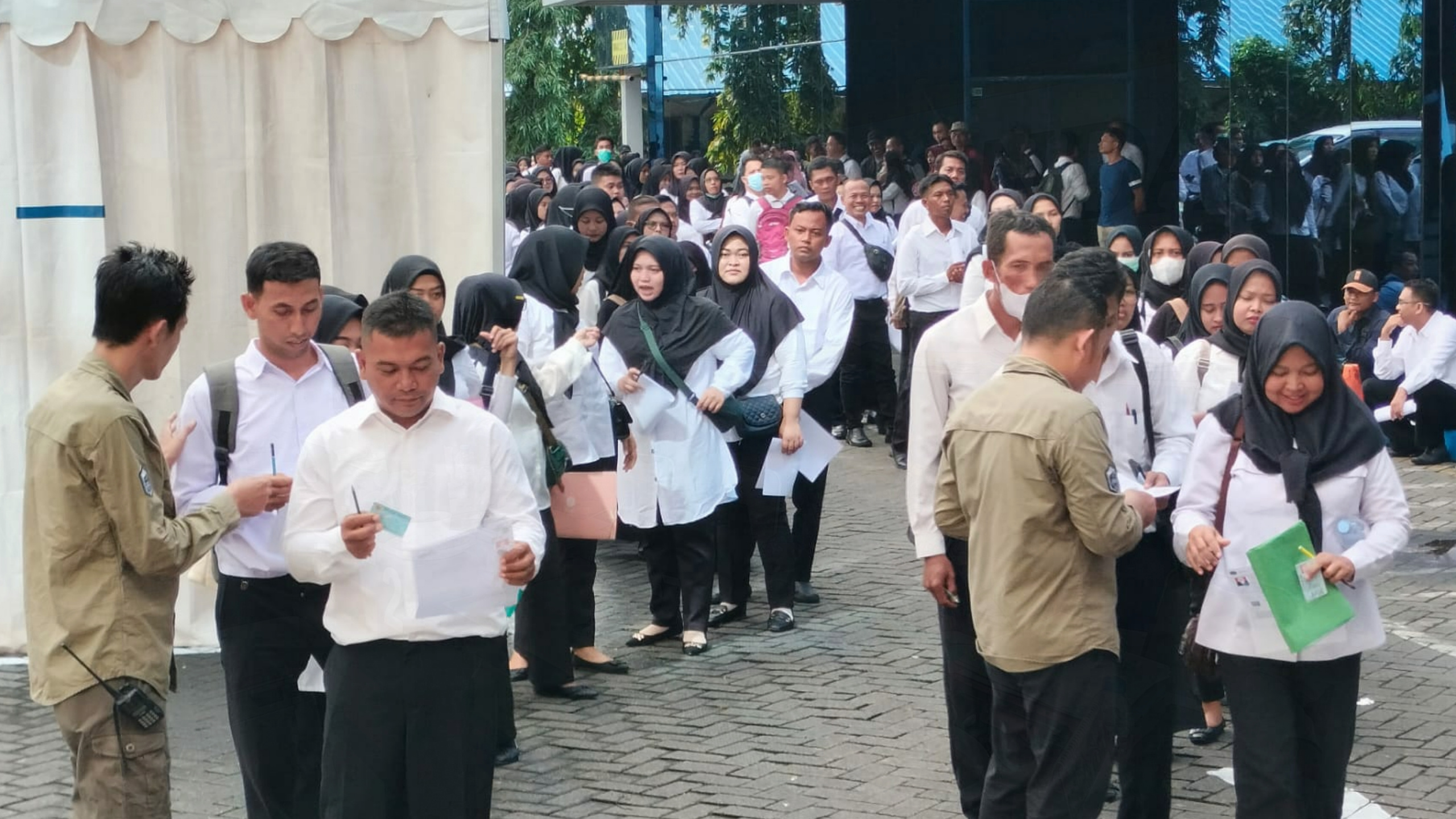 CALON ABDI NEGARA: Peserta PPPK tahap dua mengecek identitas sebelum mengikuti tes kompetensi di Surabaya, Selasa (13/5).&nbsp;  &nbsp;