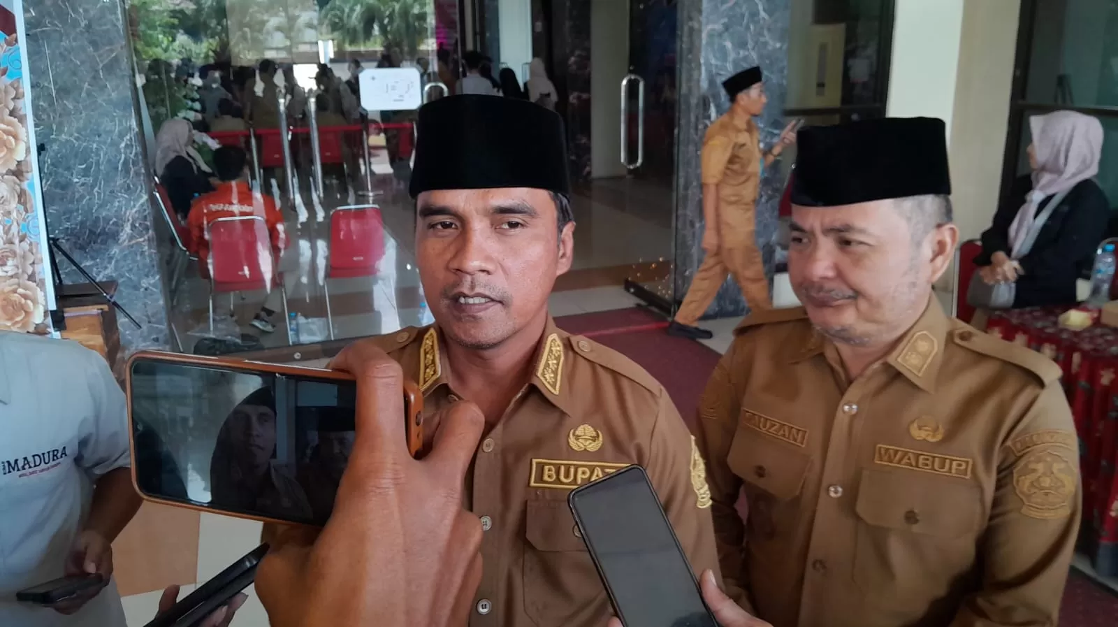 Bupati Bangkalan Lukman Hakim menyikapi tegas ASN yang digrebek sedang menghisap sabu di kantor kecamatan Modung