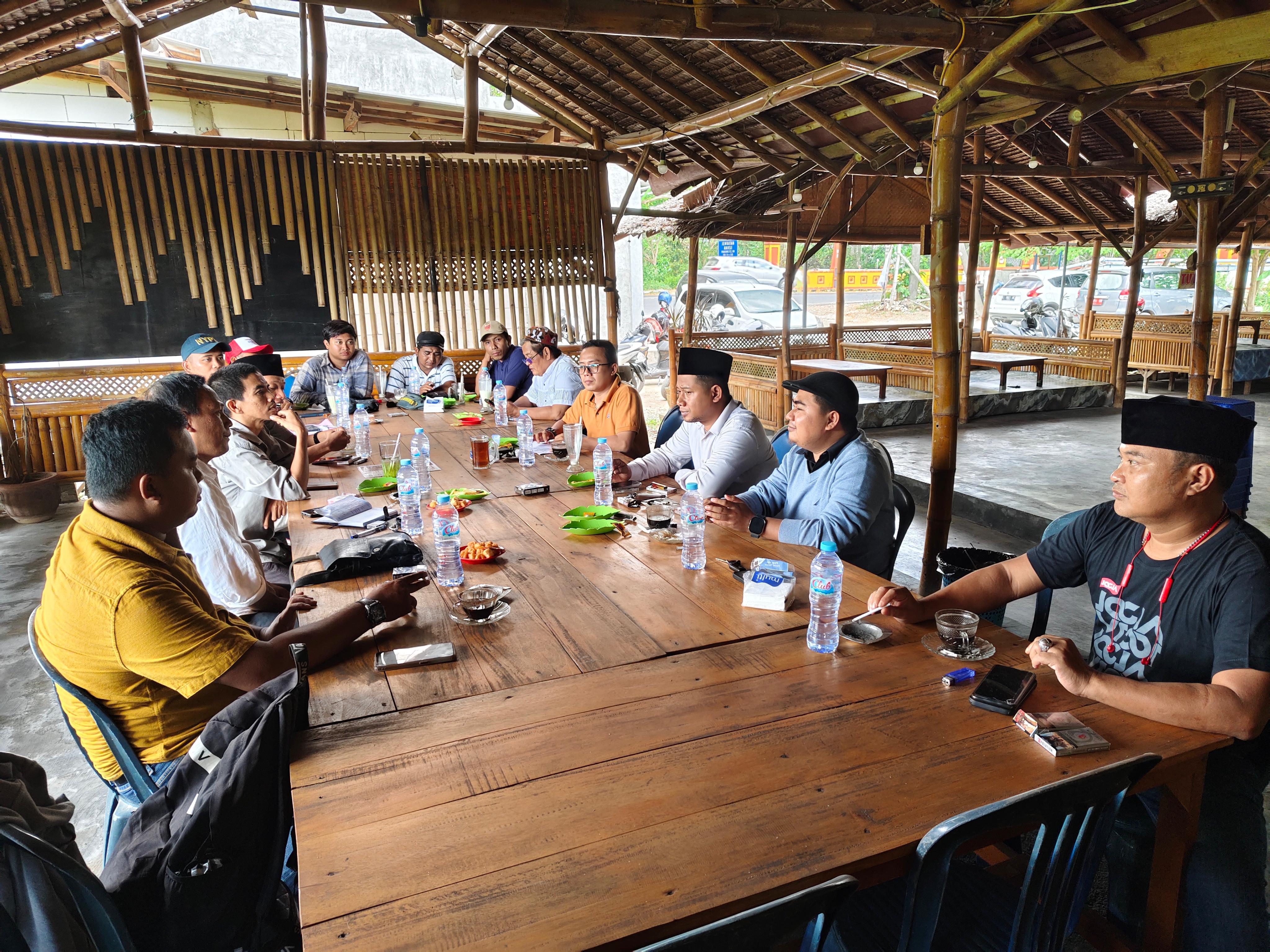 SOLID: Pengurus APTI Bangkalan saat menggelar rapat kerja disalah satu kafe di Bangkalan.
