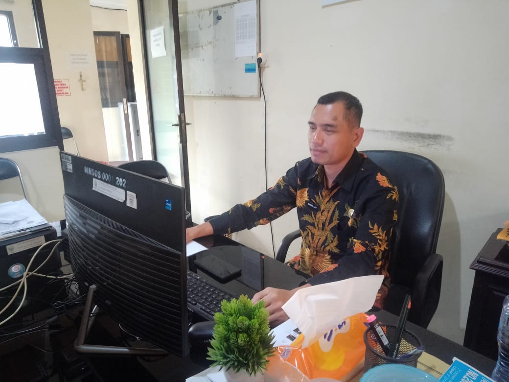 BERI KETERANGAN: Kabid Linjamsos Dinsos Bangkalan Muhammad Aminullah saat ditemui di ruang kerjanya, Kamis (7/8).
