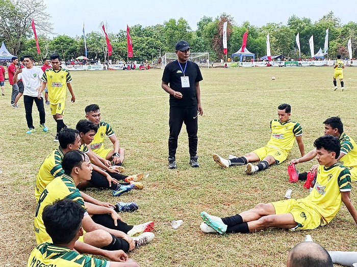 GUGUR: Ketua PSG Sampang Hamdani memberi arahan pada anak asuhnya saat bertanding pada Bupati Cup Pamekasan 2025 di Lapangan Desa Lesong Daya, Pamekasan, Selasa (5/8).