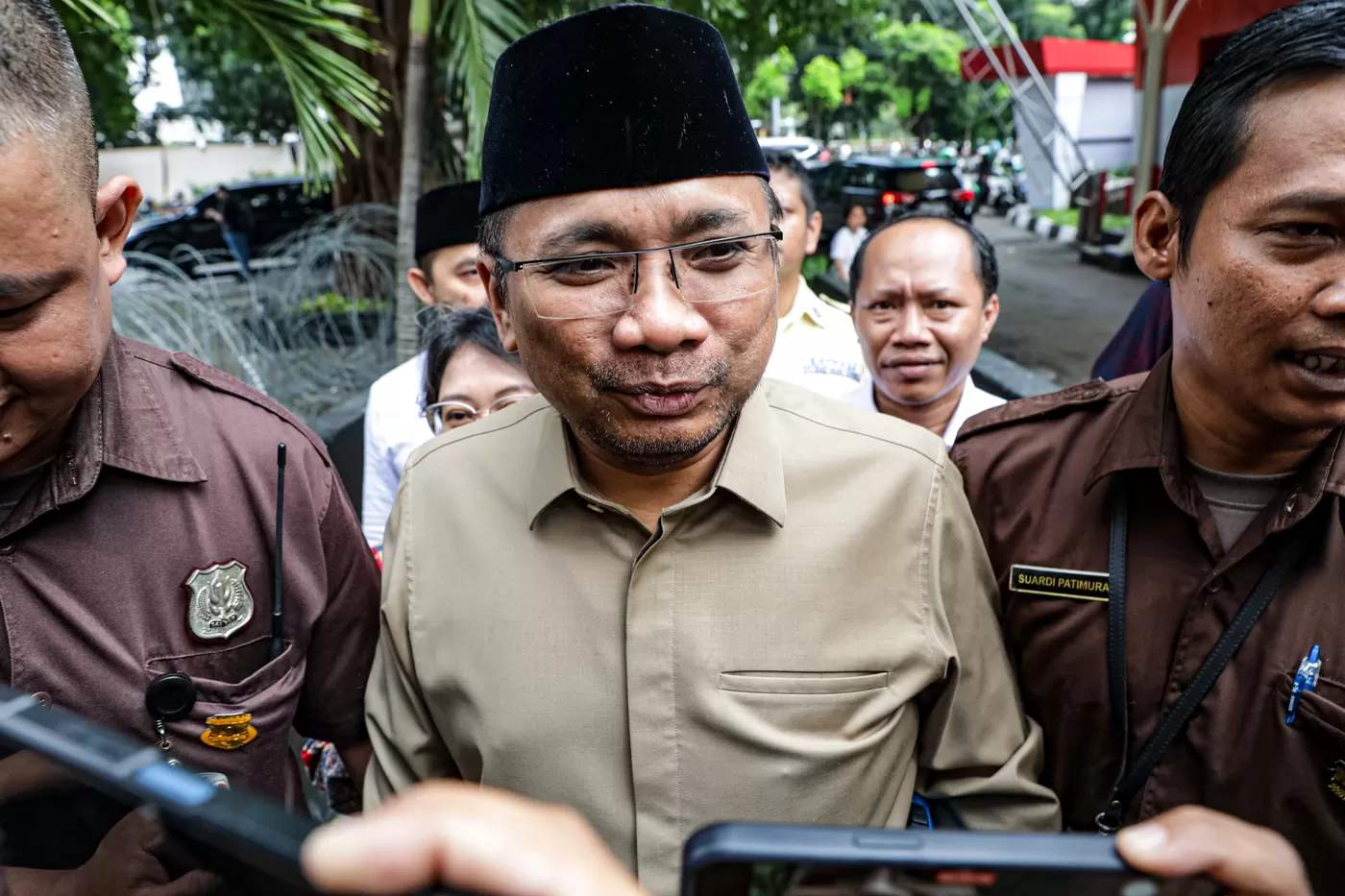 Mantan Menteri Agama, Yaqut Cholil Qoumas saat tiba di Gedung Merah Putih KPK, Kuningan, Jakarta Selatan, Kamis (7/8/2025) untuk memenuhi panggilan KPK