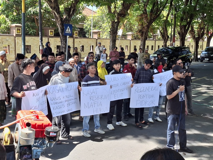 MENYAMPAIKAN ASPIRASI: Massa AMSP melakukan demonstrasi di depan Mapolres Sumenep, Kamis (7/8).&nbsp;
