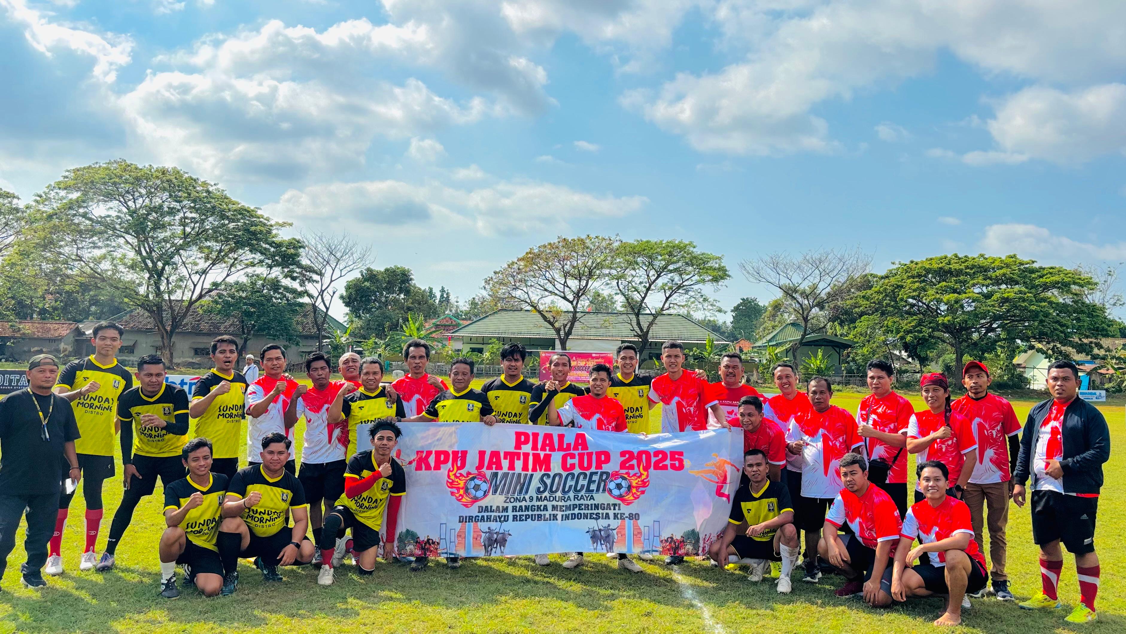 JAGA KEKOMPAKAN: Tim sepak bola KPU Pamekasan (jersei kuning) berfoto bersama tim sepak bola KPU Sampang (jersei merah) di Lapangan Bola Sedangdang, Kamis (7/8).&nbsp;
