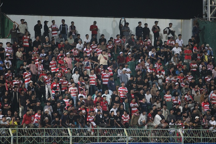 SAMBUT TIM: Suporter mendukung tim kebanggaan saat laga MU vs Persija di Stadion Gelora Bangkalan, 6 Agustus 2024.&nbsp;
