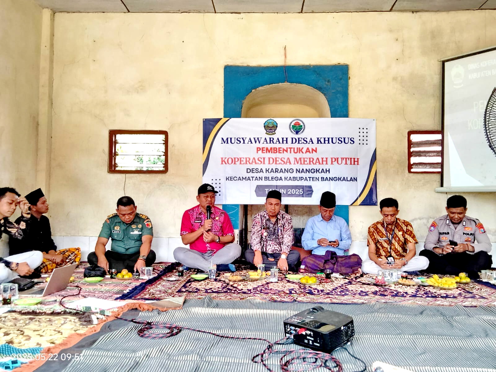 SUDAH DIBENTUK: DPMD dan Diskop Umdag Bangkalan mengikuti pembentukan Bumdes di Desa Lajing, Kecamatan Arosbya, Bangkalan, Rabu (28/5).