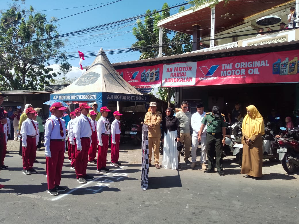 NASIONALIS: Camat Kamal Edy Sattovit Wahyudi Nugroho melepas lomba gerak jalan tingkat SD dan SMP dalam perayaan HUT Ke-80 RI, Senin (11/8).