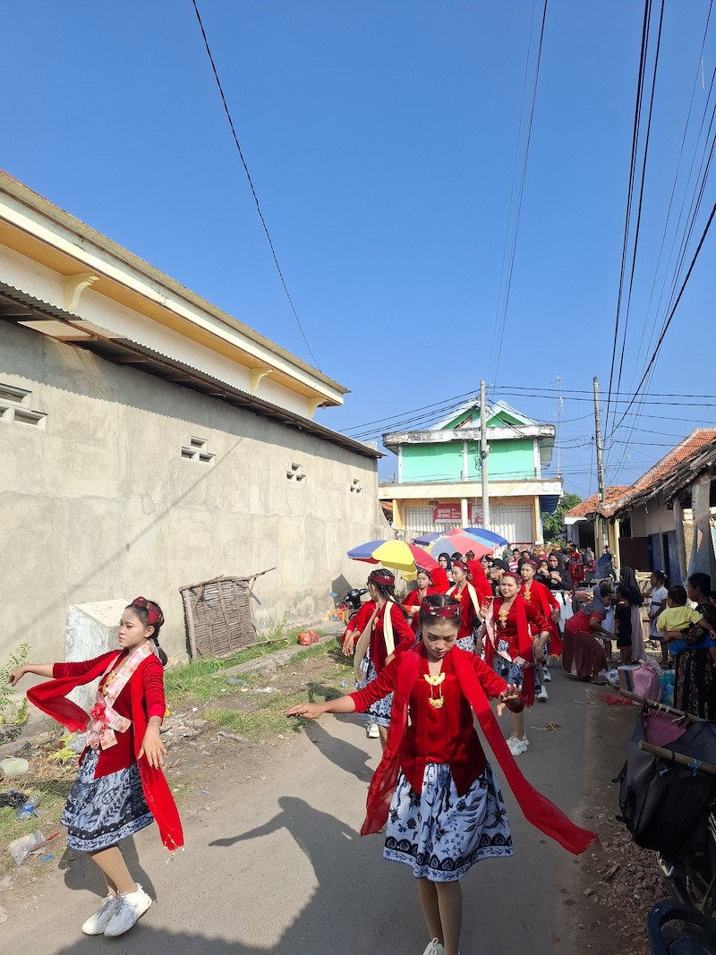 MENJAGA TRADISI: Saronen diiringi tarian   saat kirab budaya rokat tase