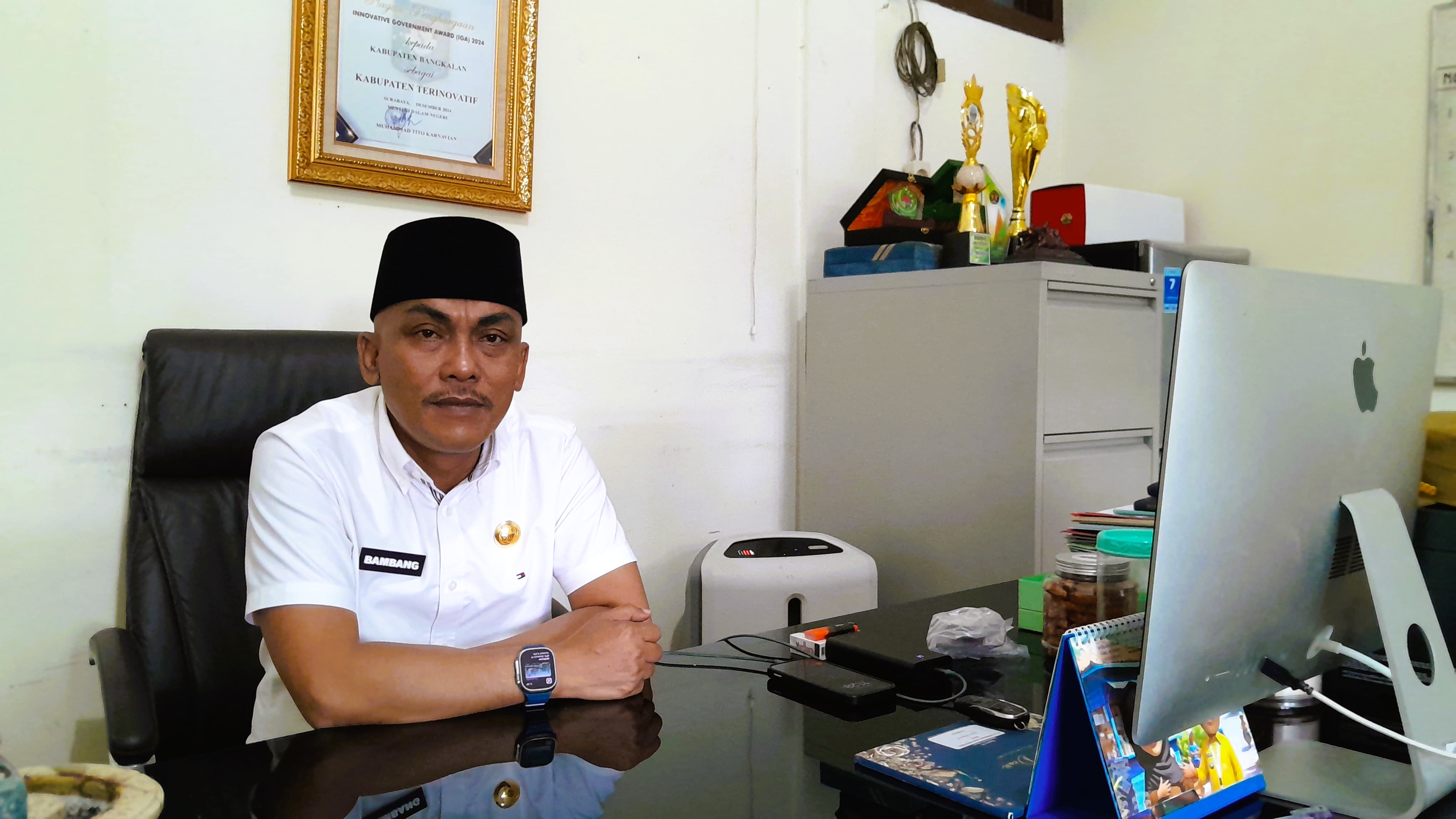 BERI KETERANGAN: Asisten II Bidang Perekonomian dan Pembangunan Setkab Bangkalan Bambang Budi Mustika saat ditemui di ruang kerjanya, beberapa waktu lalu.&nbsp;