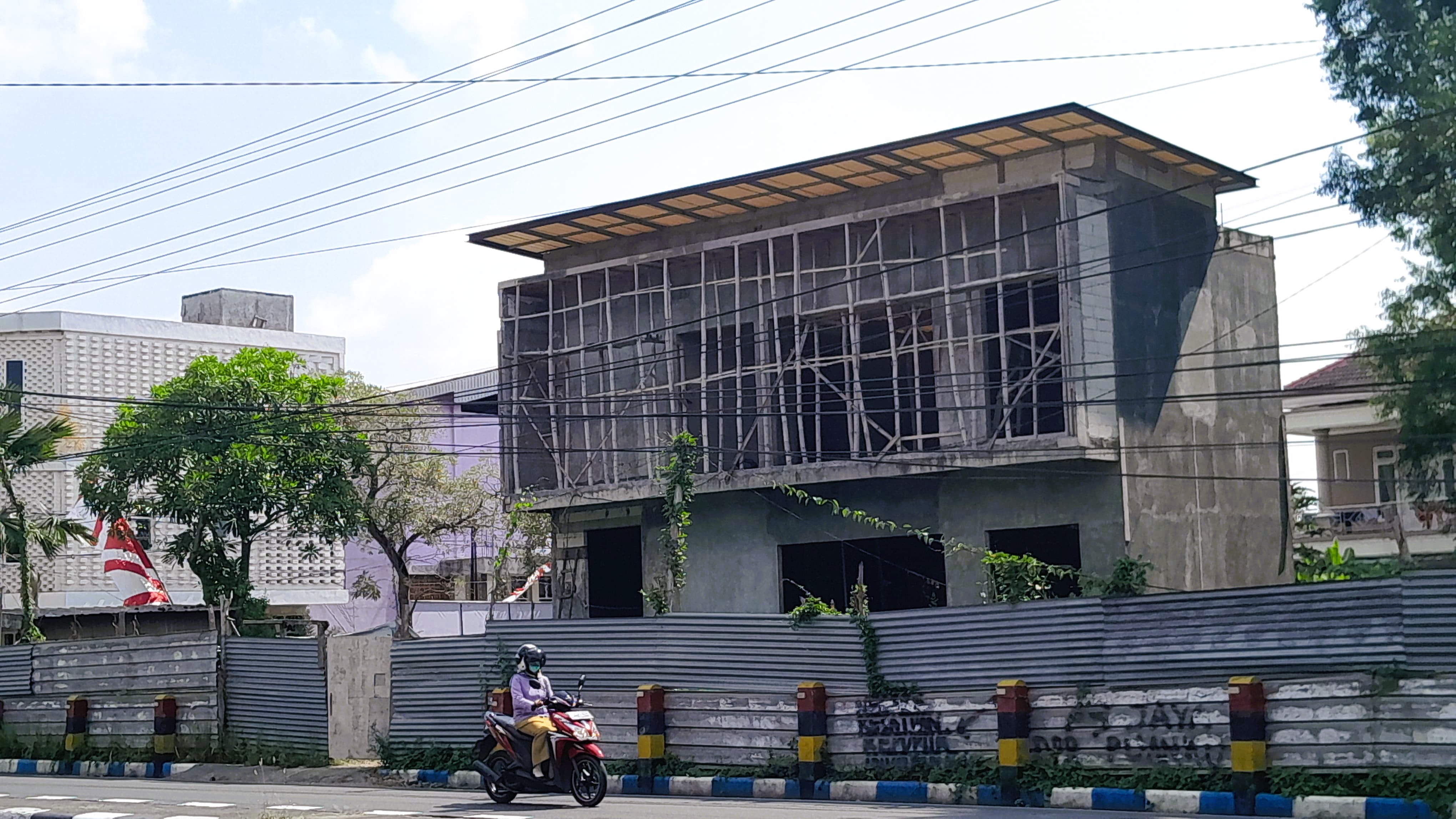 SASARAN PAD: Pengendara roda dua melintas di sekitar bangunan yang belum selesai di Jalan Soekarno-Hatta Bangkalan, Senin (11/8).&nbsp;