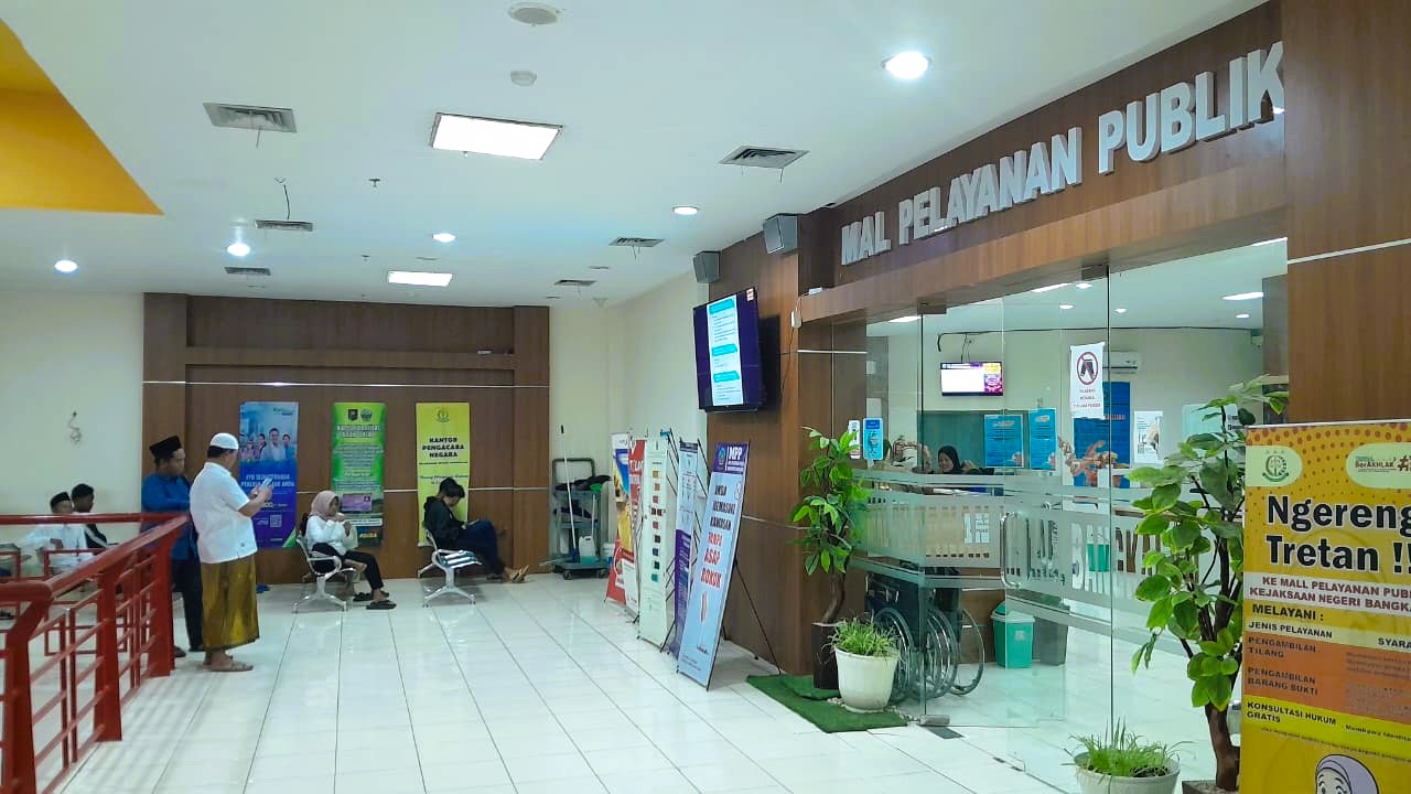MENUNGGU: Sejumlah warga sedang mengakses layanan kependudukan di Mal Pelayanan Publik (MPP) Bangkalan, Senin (11/8).