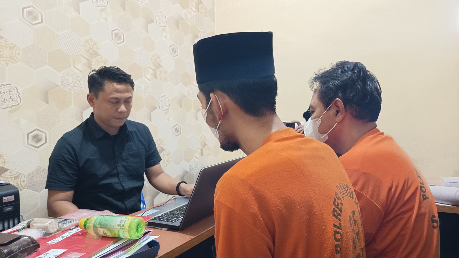 PASRAH: Tersangka penyalahgunaan narkotika Moh. Ali Noval dan Wahyu Ila diperiksa penyidik Satresnarkoba Polres Bangkalan, Kamis (7/8).&nbsp;
