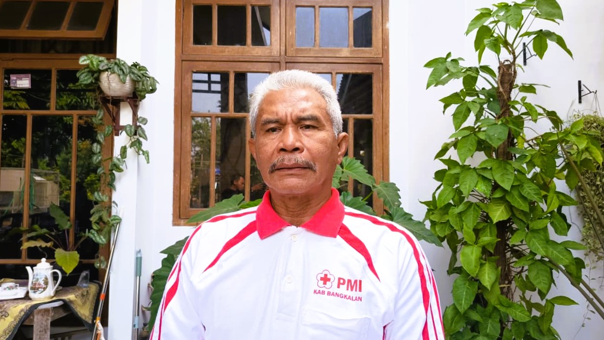 BERI KETERANGAN: Ketua PMI Bangkalan Sa&rsquo;ad Asjari saat ditemui di kediamannya, Selasa (12/8).&nbsp;