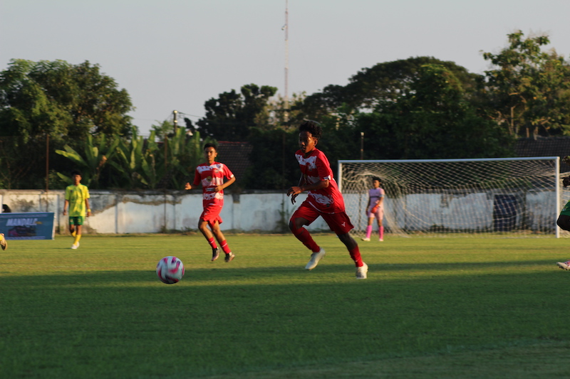 TALENTA MUDA: Pemain Persepam menggiring bola saat bertanding di MUTG Pamekasan, Minggu (27/7).&nbsp;