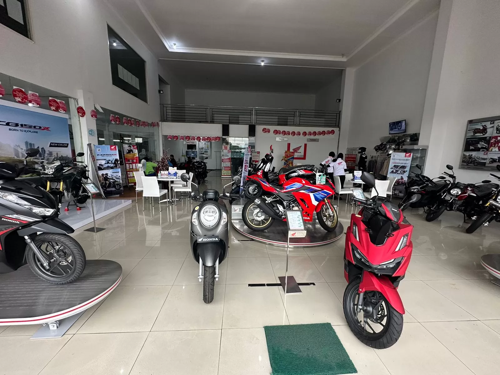 Sepeda motor baru yang di display di salah satu diler