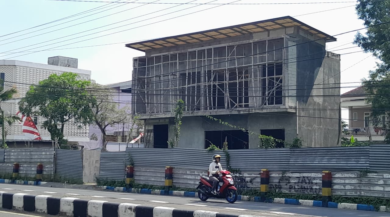 SASARAN PAD: Kendaraan bermotor melintas di salah satu bangunan yang berlokasi di Jalan Soekarno-Hatta Bangkalan kemarin.