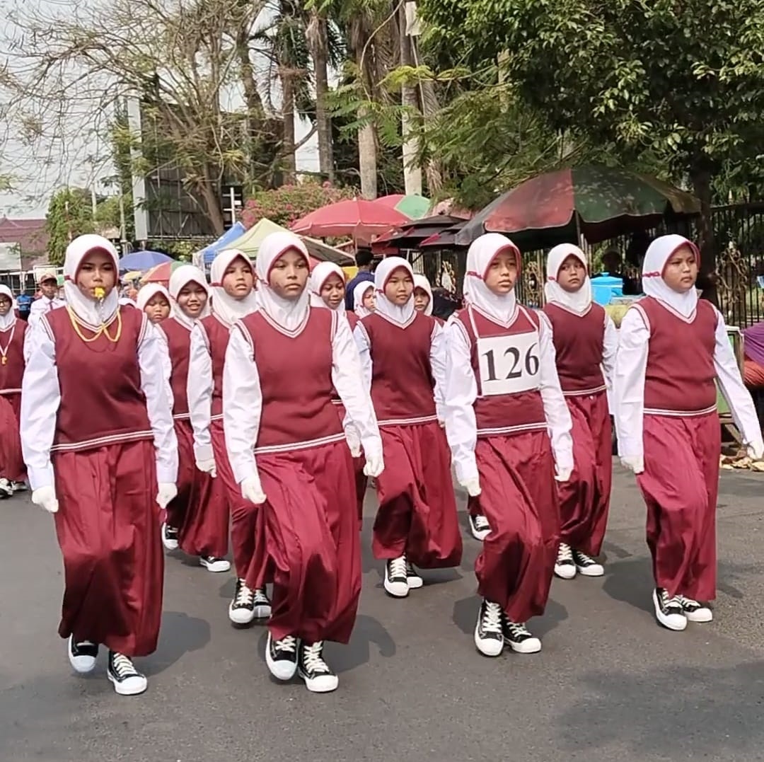 RAPI: Siswa MIQ Safinda IV Bangkalan tampil dalam lomba gerak jalan.