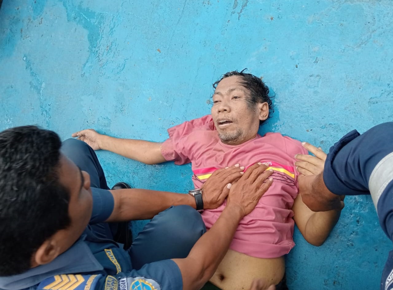 PROSES EVAKUASI: Mualim 1 KMP Jokotole berusaha mencoba memastikan keadaan korban kemarin.