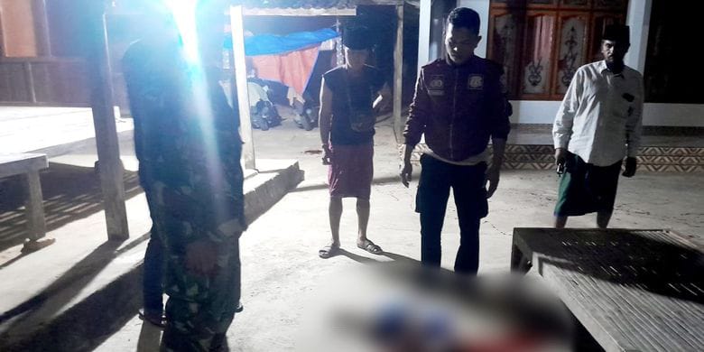 MEMILUKAN: Petugas bersama warga berada di TKP tewasnya bocah 4 tahun di  tangan pamannya sendiri di  Desa/Kecamatan Geger, Bangkalan, Rabu (13/8) malam.