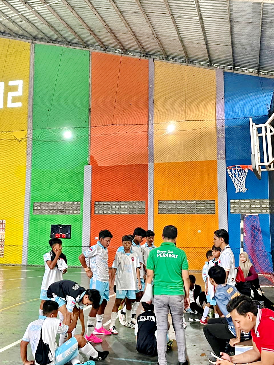 SPORTIF: Tim Child Room FC berlaga di Liga AAFI Bangkalan yang digelar di GOR Soka, Senin (4/8).&nbsp;