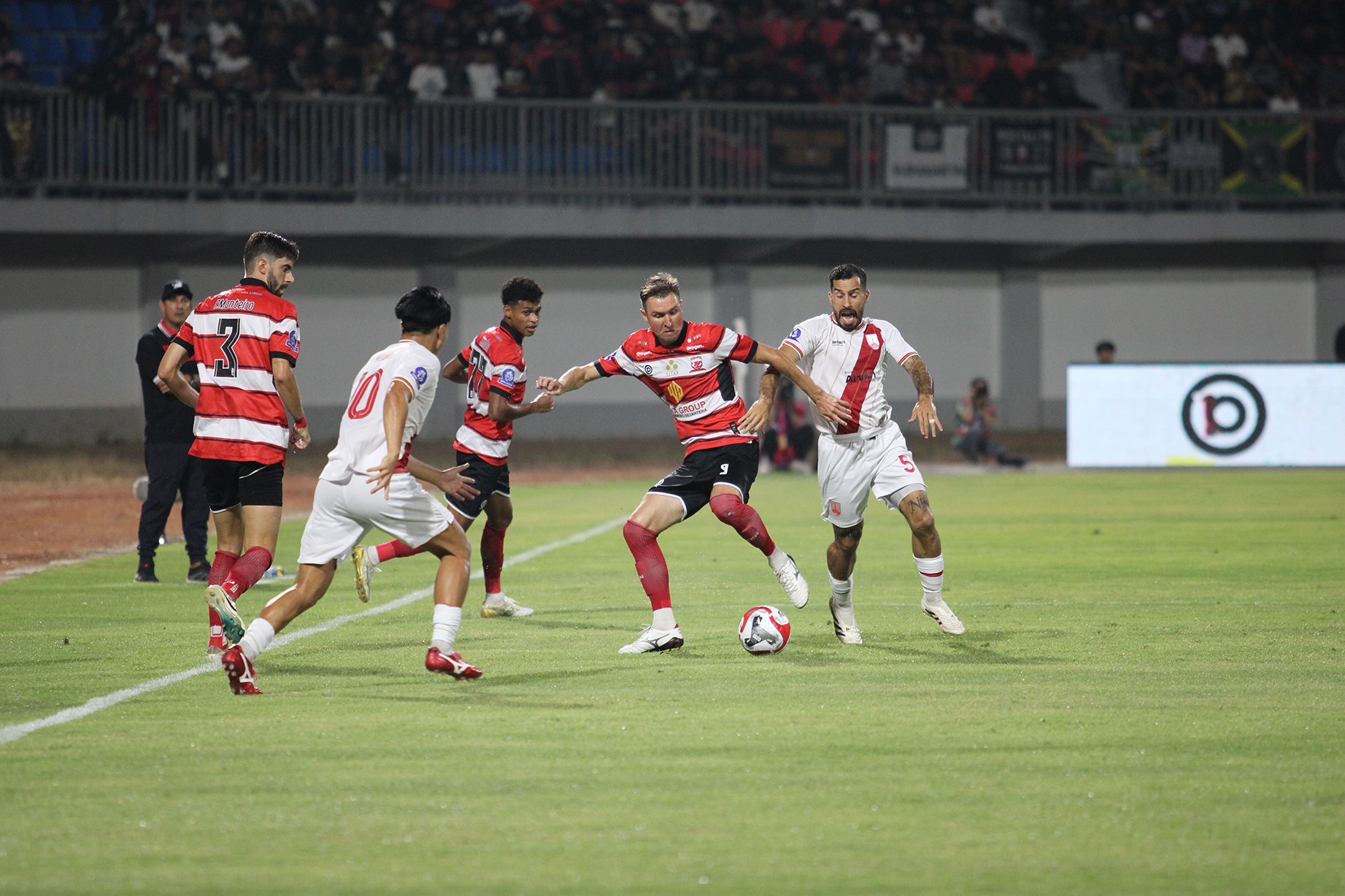 TENSI TINGGI: Valeriy Gryshyn mendapat gangguan dari dua pemain Persis Solo dalam pertandingan pembuka di SGMRP, Sabtu (9/8).&nbsp;