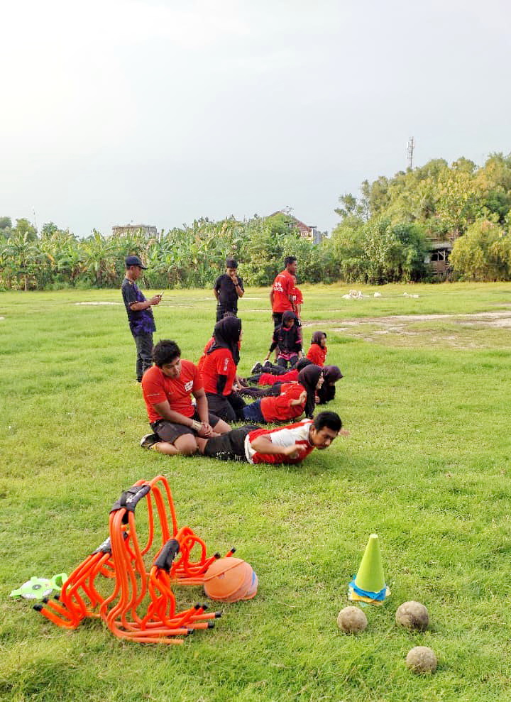 BERSEMANGAT: Atlet NPCI Pamekasan mengikuti latihan rutin di Kecamatan Pademawu, Jumat (1/8).&nbsp;