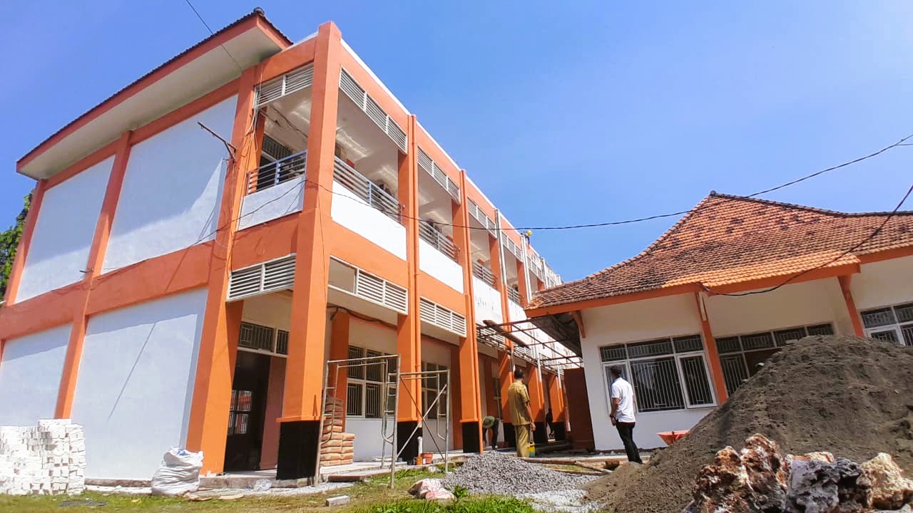 RENOVASI: Kabid Linjamsos Dinsos Bangkalan Muhammad Aminullah meninjau proses renovasi gedung sementara SR di Kelurahan Mlajah, Selasa (22/7).&nbsp;