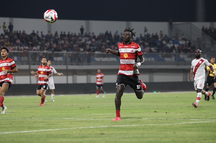 MENYERANG: Pemain MU Balotelli mendapat mengejar bola saat menghadapi Persis Solo di SGMRP, Sabtu (15/8).&nbsp;