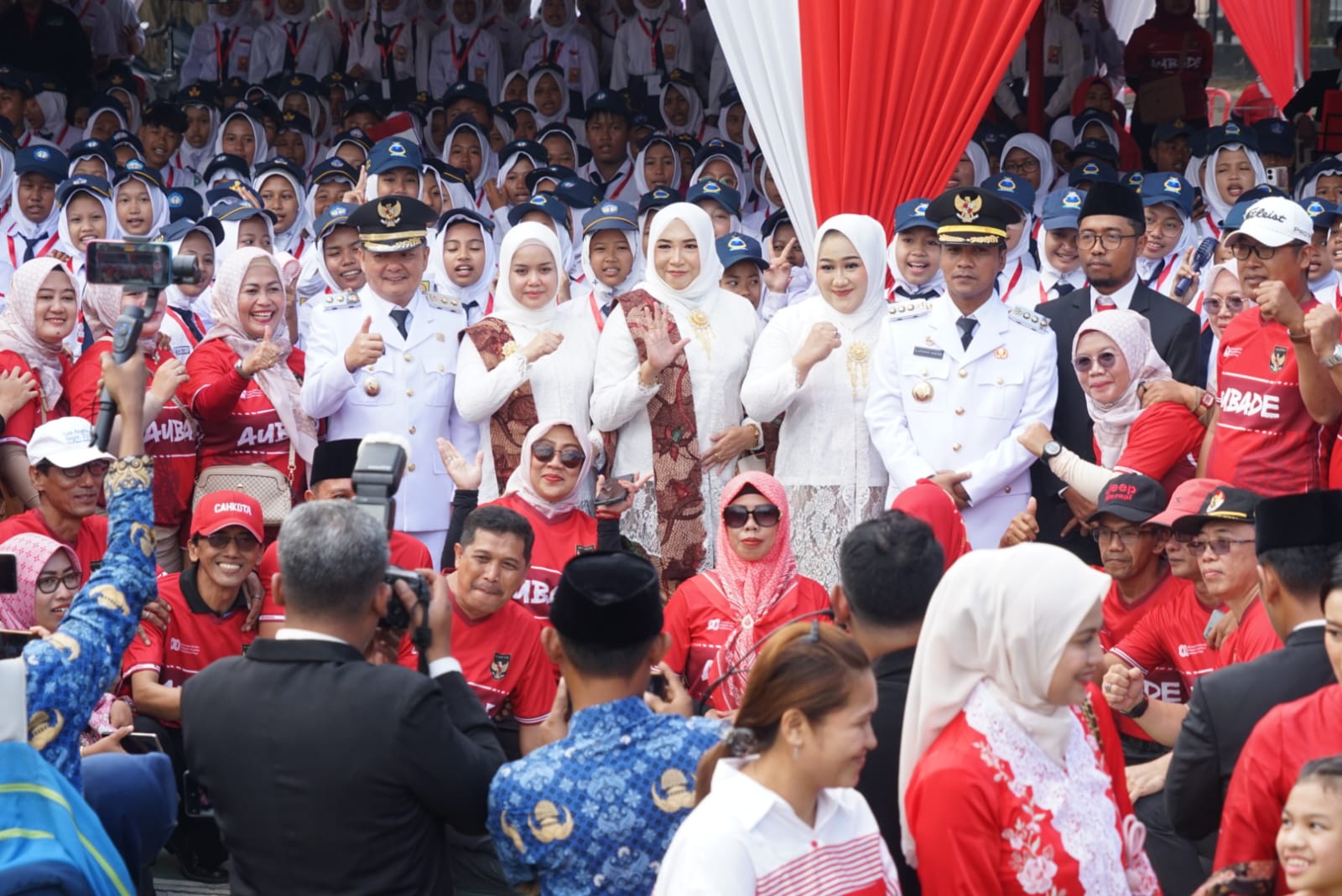 DEKAT DENGAN SEMUA GOLONGAN: Bupati Bangkalan Lukman Hakim dan wakilnya, Moch. Fauzan Ja&rsquo;far, berfoto bersama paduan suara pasca upacara HUT Ke-80 Kemerdekaan RI di Alun-Alun Bangkalan, Minggu (17/8).