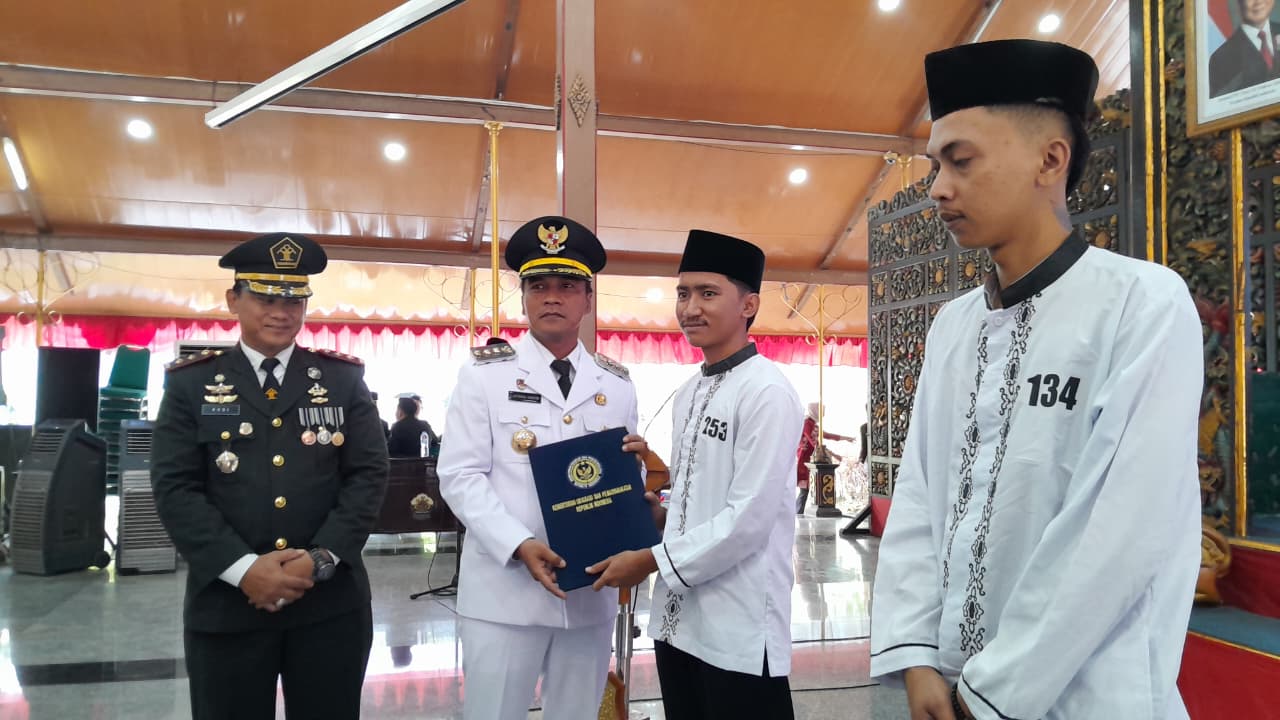 SIMBOLIS: Warga binaan Rutan Kelas II-B Bangkalan menerima remisi pada momentum HUT RI Ke-80 di Pendopo Agung, Minggu (17/8).&nbsp;