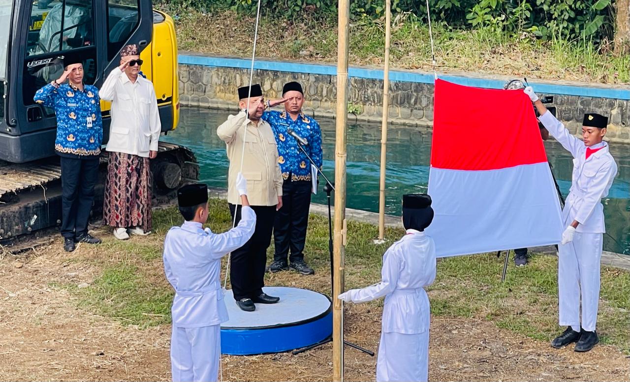 NASIONALIS: Ketua Komisi D DPRD Jatim Abdul Halim menjadi pembina upacara HUT Ke-80 kemerdekaan RI di DAM Tunjung, Kecamatan Burneh, Minggu (18/8).