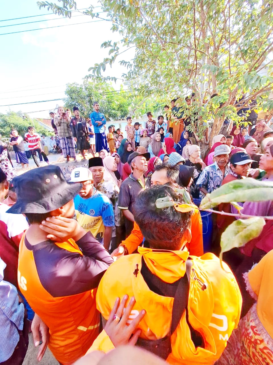 BERDUKA: Tim gabungan dan warga membawa jenazah Rokib ke rumah duka di Desa Labuhan, Kecamatan Sreseh, Sampang, Minggu (18/8).&nbsp;