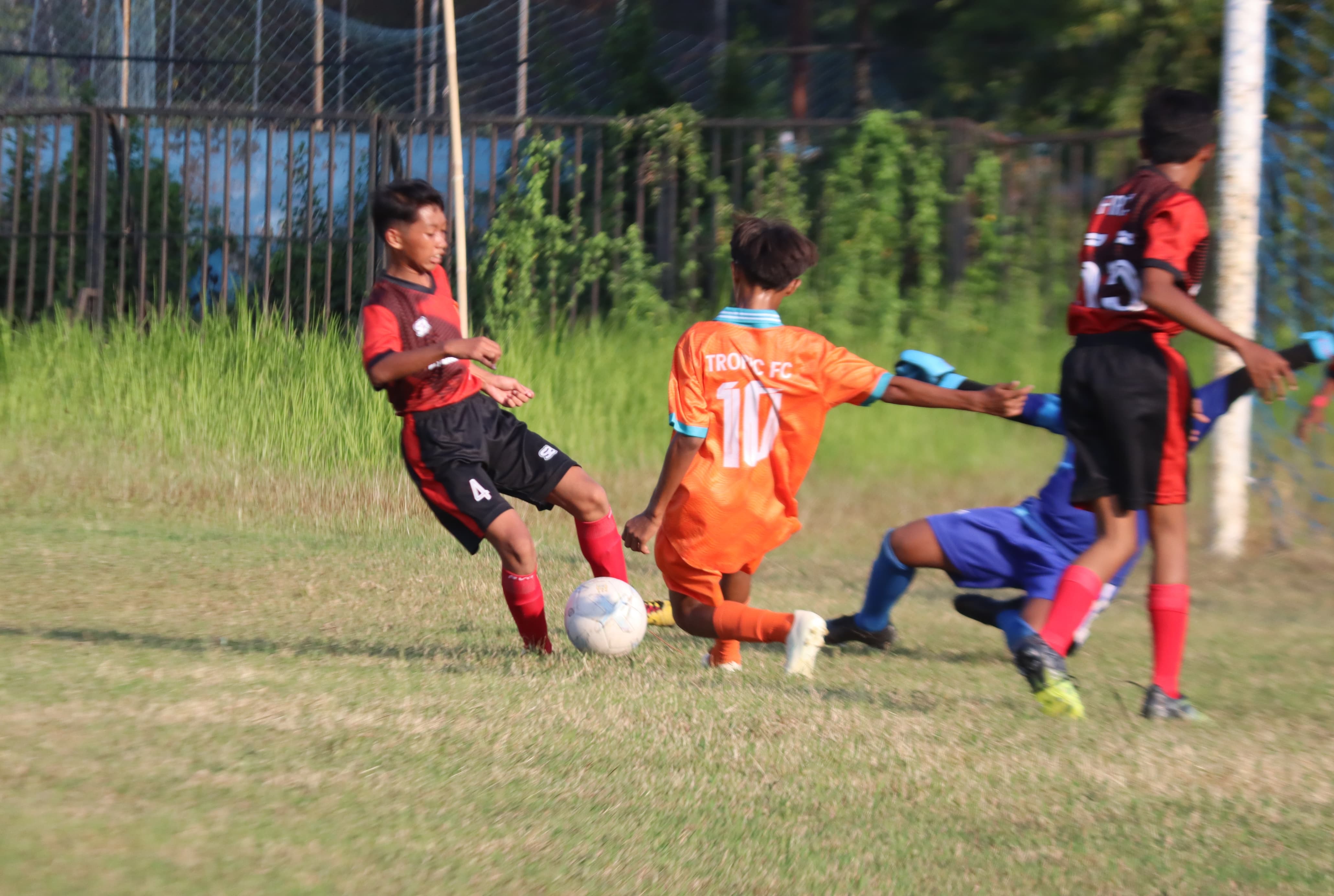 FOKUS: Pemain sepak bola mengikuti kompetisi U-13 di Stadion A. Yani Sumenep, Minggu (27/7).&nbsp;