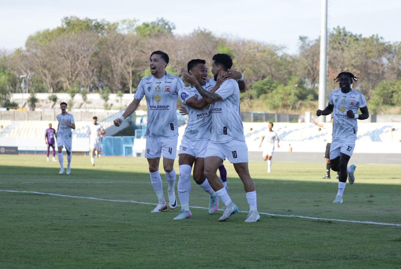 PERCAYA DIRI: Pemain MU melakukan selebrasi saat bertanding di Stadion Gelora Joko Samudro, Sabtu (16/8).&nbsp;