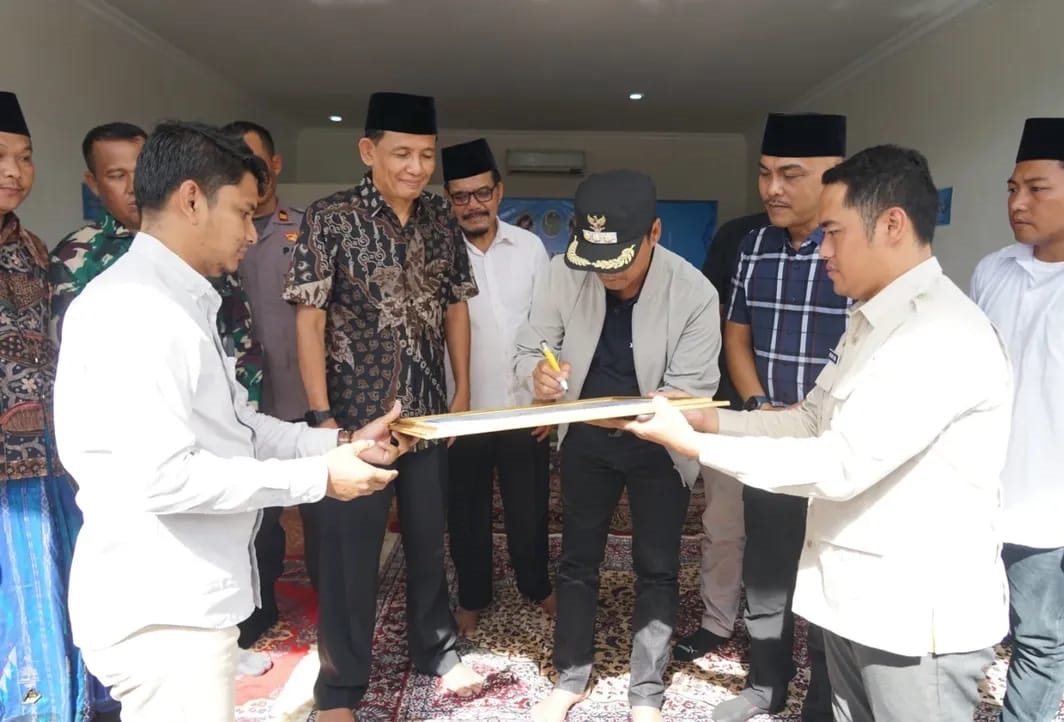 LAUNCHING: Bupati Bangkalan Lukman Hakim meresmikan SPPG JK Resto di Desa Bumi Anyar, Kecamatan Tanjung Bumi, Senin (18/8).