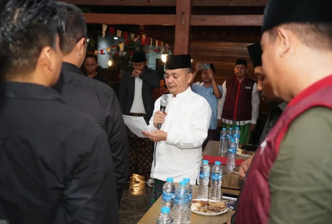 SATUKAN KOMITMEN: Wabup Bangkalan Moch. Fauzan Ja&rsquo;far memimpim pambacaan deklarasi pengruus LBH Bangkalan berbagi, Senin (18/8) malam.&nbsp;