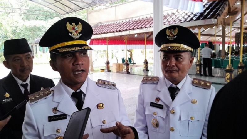 TEGAS: Bupati Bangkalan Lukman Hakim didampingi wakilnya Moch. Fauzan Ja&rsquo;far saat memberi keterangan pres kepada wartawan di Pendopo Agung, Minggu (17/8).&nbsp;