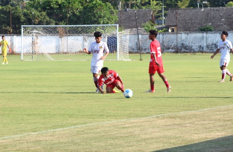 BERJUANG: Pemain Persepam Pamekasan merebut bola saat menjamu Persik Kediri di Lapangan MUTG Pamekasan, Minggu (27/7).&nbsp;